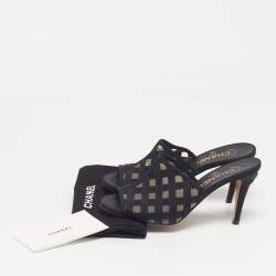 مملوكة مسبقًا Chanel CC Size 37 Black Canvas and Grosgrain Mules