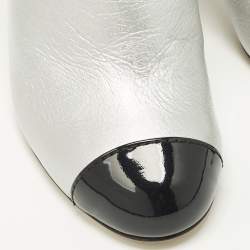 Pre Owned حذاء بوت كاحل شانيل CC جلد أسود وبرّاق مقاس 40.5