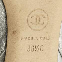 Pre Owned حذاء بوت كاحل شانيل CC جلد أسود وبرّاق مقاس 40.5