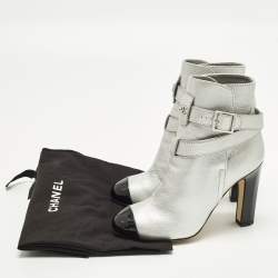 Pre Owned حذاء بوت كاحل شانيل CC جلد أسود وبرّاق مقاس 40.5