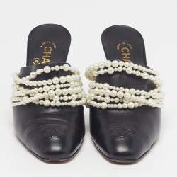 Pre Owned صندل شانيل سيسي جلد أسود مزين بحبات اللؤلؤ مع مقدمة غطاء مقاس 38