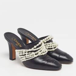 Pre Owned صندل شانيل سيسي جلد أسود مزين بحبات اللؤلؤ مع مقدمة غطاء مقاس 38