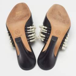 Pre Owned صندل شانيل سيسي جلد أسود مزين بحبات اللؤلؤ مع مقدمة غطاء مقاس 38