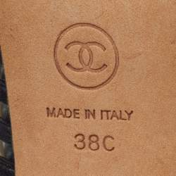 Pre Owned صندل شانيل سيسي جلد أسود مزين بحبات اللؤلؤ مع مقدمة غطاء مقاس 38