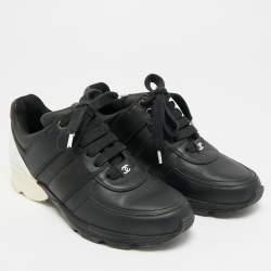 Pre Owned حذاء رياضي شانيل سي سي جلد أبيض/أسود برباط شعار مقاس 35