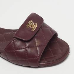 Pre Owned صندل شانيل مسطح جلد مبطن بلون برغندي قفل تويست مقاس 37.5