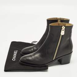مملوكة مسبقًا حذاء بوت كاحل شانيل CC جلد أسود وبرّاق مقاس 40.5
