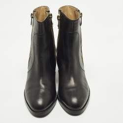 مملوكة مسبقًا حذاء بوت كاحل شانيل CC جلد أسود وبرّاق مقاس 40.5