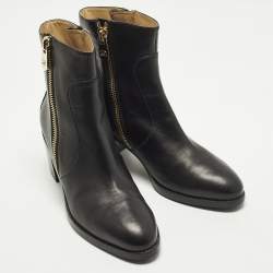 مملوكة مسبقًا حذاء بوت كاحل شانيل CC جلد أسود وبرّاق مقاس 40.5