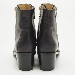 مملوكة مسبقًا حذاء بوت كاحل شانيل CC جلد أسود وبرّاق مقاس 40.5