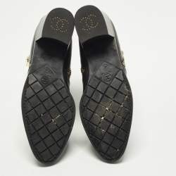 مملوكة مسبقًا حذاء بوت كاحل شانيل CC جلد أسود وبرّاق مقاس 40.5