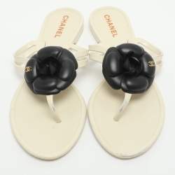 مملوكة مسبقًا Chanel CC Camellia Size 39 White/Black Rubber And Leather Thong Flats 