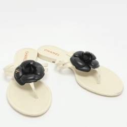 مملوكة مسبقًا Chanel CC Camellia Size 39 White/Black Rubber And Leather Thong Flats 