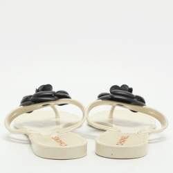 مملوكة مسبقًا Chanel CC Camellia Size 39 White/Black Rubber And Leather Thong Flats 