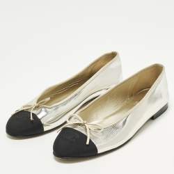 Pre Owned حذاء باليه شانيل فلات CC كانفس فضي/أسود مقاس 40.5 جلد بفراشة