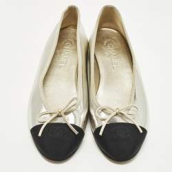 Pre Owned حذاء باليه شانيل فلات CC كانفس فضي/أسود مقاس 40.5 جلد بفراشة