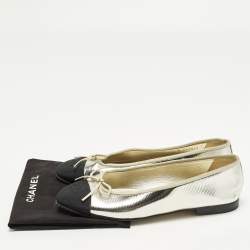 Pre Owned حذاء باليه شانيل فلات CC كانفس فضي/أسود مقاس 40.5 جلد بفراشة