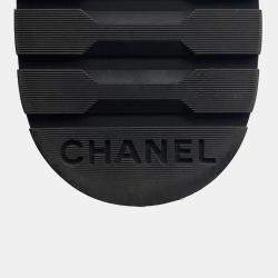 Pre Owned بوت قصير شانيل CC شعار جلد أس ود مقاس 35