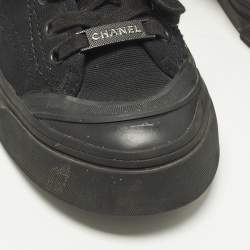 Pre Owned حذاء رياضي شانيل كنفس أسود بعنق منخفض مقاس 37