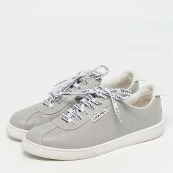 مملوكة مسبقًا حذاء رياضي شانيل سي سي جلد أبيض/أسود بعنق منخفض ويكيندر مقاس 41