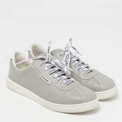 مملوكة مسبقًا حذاء رياضي شانيل سي سي جلد أبيض/أسود بعنق منخفض ويكيندر مقاس 41