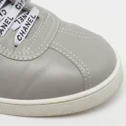 مملوكة مسبقًا حذاء رياضي شانيل سي سي جلد أبيض/أسود بعنق منخفض ويكيندر مقاس 41