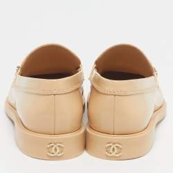 Pre Owned Chanel Size 40 Beige Patent Leather Chain Detail Logo Loafers