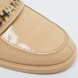 Pre Owned Chanel Size 40 Beige Patent Leather Chain Detail Logo Loafers