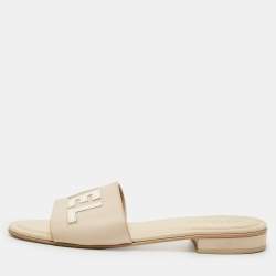 مملوكة مسبقًا صندل شانيل CC جلد ذهبي مثقوب مسطح مقاس 38