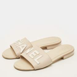 مملوكة مسبقًا صندل شانيل CC جلد ذهبي مثقوب مسطح مقاس 38