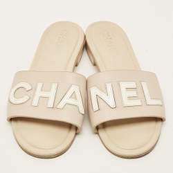 مملوكة مسبقًا صندل شانيل CC جلد ذهبي مثقوب مسطح مقاس 38