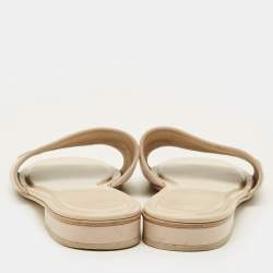 مملوكة مسبقًا صندل شانيل CC جلد ذهبي مثقوب مسطح مقاس 38