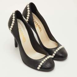 Pre Owned حذاء كعب عالي شانيل سي سي مزين بلآلئ مقاس 37 شمواه وجلد أسود