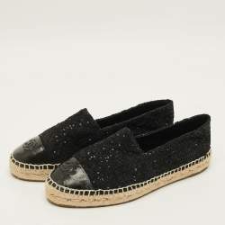 Pre Owned حذاء إسبادريلز شانيل فلات غطاء مقدمة ترصيع كاميليا سى سى جلد أسود / كريمى فاتح مقاس 39