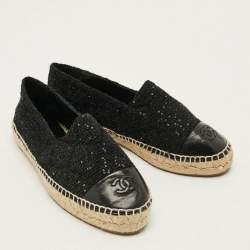 Pre Owned حذاء إسبادريلز شانيل فلات غطاء مقدمة ترصيع كاميليا سى سى جلد أسود / كريمى فاتح مقاس 39