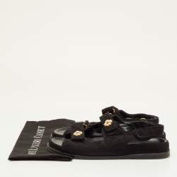 Pre Owned صندل شانيل أسود سويدي CC متداخل حزام خلفي مقاس 40