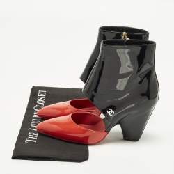 مملوكة مسبقًا حذاء بوت شانيل مخملَي كحلي/أسود مع مقدمة من حرير زري مقاس 37.5