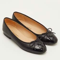 مملوكة مسبقًا حذاء باليرينا فلات شانيل سي سي جلد أسود مع فيونكة مقدمة مقاس 35