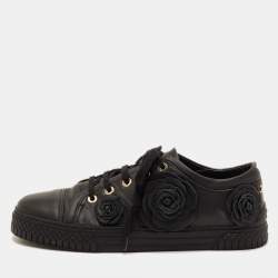مملوكة مسبقًا Chanel CC Camellia Size 37 Black Leather Low Top Sneakers