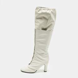 مملوكة مسبقًا بوت بطول الركبة جلد تمساح وجلد شانيل رمادي/كريمي مقاس 39