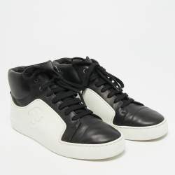 Pre Owned Chanel CC Size 38 Black/White Leather and  Rubber Low Top Sneakers