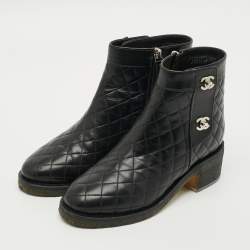 مملوكة مسبقًا حذاء بوت للكاحل شانيل جلد براءات اختراع أسود مزين بشعار الماركة سي سي مقاس 40