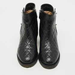 مملوكة مسبقًا حذاء بوت للكاحل شانيل جلد براءات اختراع أسود مزين بشعار الماركة سي سي مقاس 40