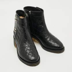 مملوكة مسبقًا حذاء بوت للكاحل شانيل جلد براءات اختراع أسود مزين بشعار الماركة سي سي مقاس 40