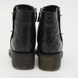 مملوكة مسبقًا حذاء بوت للكاحل شانيل جلد براءات اختراع أسود مزين بشعار الماركة سي سي مقاس 40