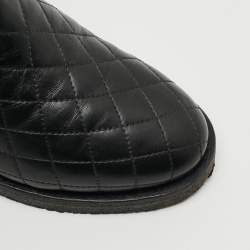 مملوكة مسبقًا حذاء بوت للكاحل شانيل جلد براءات اختراع أسود مزين بشعار الماركة سي سي مقاس 40