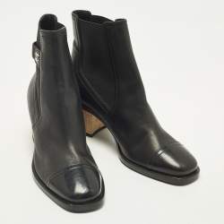 Pre Owned حذاء بوت للكاحل شانيل جلد براءات اختراع أسود مزين بشعار الماركة سي سي مقاس 40