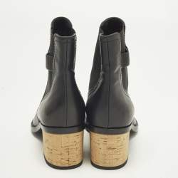 Pre Owned حذاء بوت للكاحل شانيل جلد براءات اختراع أسود مزين بشعار الماركة سي سي مقاس 40