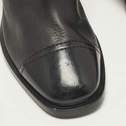 Pre Owned حذاء بوت للكاحل شانيل جلد براءات اختراع أسود مزين بشعار الماركة سي سي مقاس 40