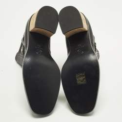 Pre Owned حذاء بوت للكاحل شانيل جلد براءات اختراع أسود مزين بشعار الماركة سي سي مقاس 40